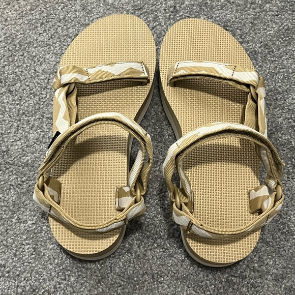 New & Unworn Teva Flatform Sandals - Picture 7 of 7